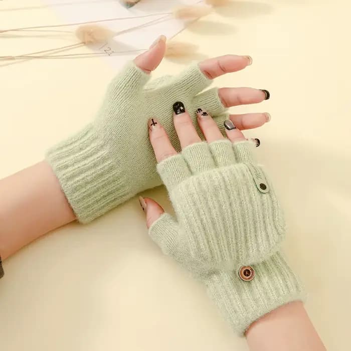 La Fille aux Gants, en Hiver, avec un cache-doigts rabattable qui laisse ses doigts apparents. En au