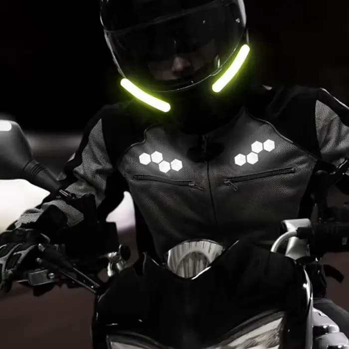 Autocollant réfléchissant auto-adhésif pour casque