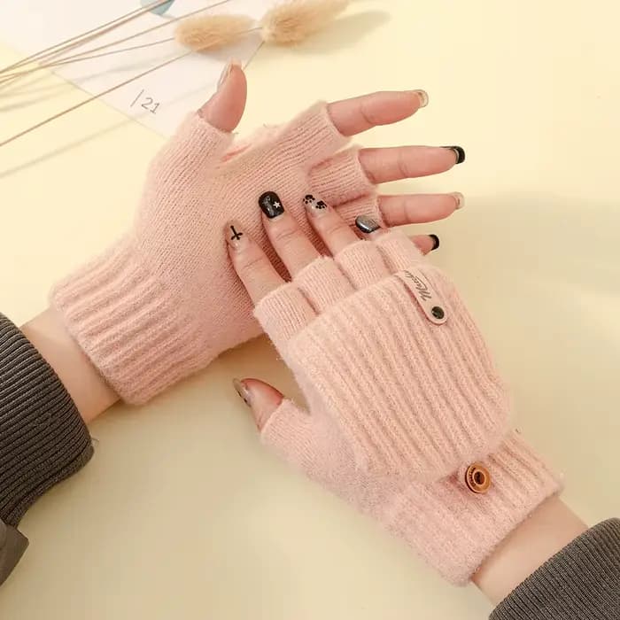 La Fille aux Gants, en Hiver, avec un cache-doigts rabattable qui laisse ses doigts apparents. En automne et en hiver, elle tricotait de la laine et Rode a