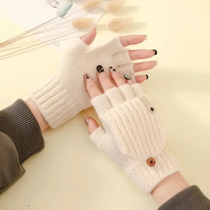 La Fille aux Gants, en Hiver, avec un cache-doigts rabattable qui laisse ses doigts apparents. En automne et en hiver, elle tricotait de la laine et Rode a