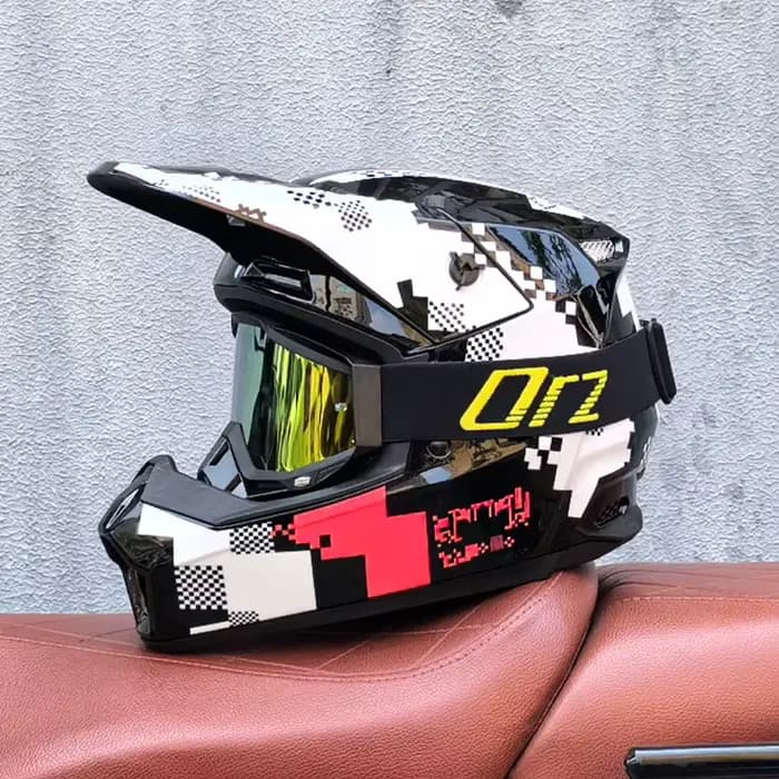 Le nouveau casque tout-terrain de moto ORZ