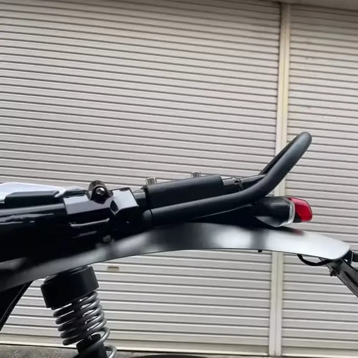 Barre d'appui arrière pour moto