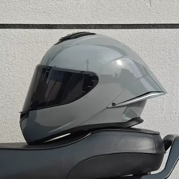Casque de moto modulaire blanc à visière relevable