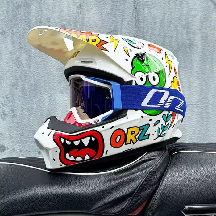 Le nouveau casque tout-terrain de moto ORZ