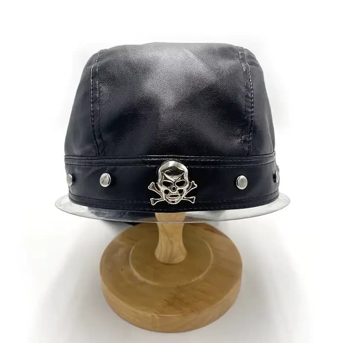 Casque de moto en cuir noir avec bandana tête de mort