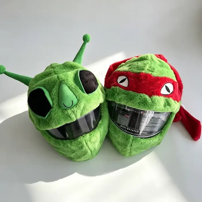 Housse en peluche Alien pour casque de moto