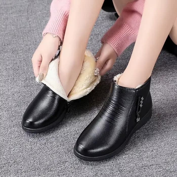 Bottes en cuir 2025 nouveau hiver chaussures à fond plat pour femmes d'âge moyen chaussures en coton chaud fond souple bottes en laine antidérapantes pour femmes
