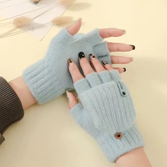 La Fille aux Gants, en Hiver, avec un cache-doigts rabattable qui laisse ses doigts apparents. En automne et en hiver, elle tricotait de la laine et Rode a