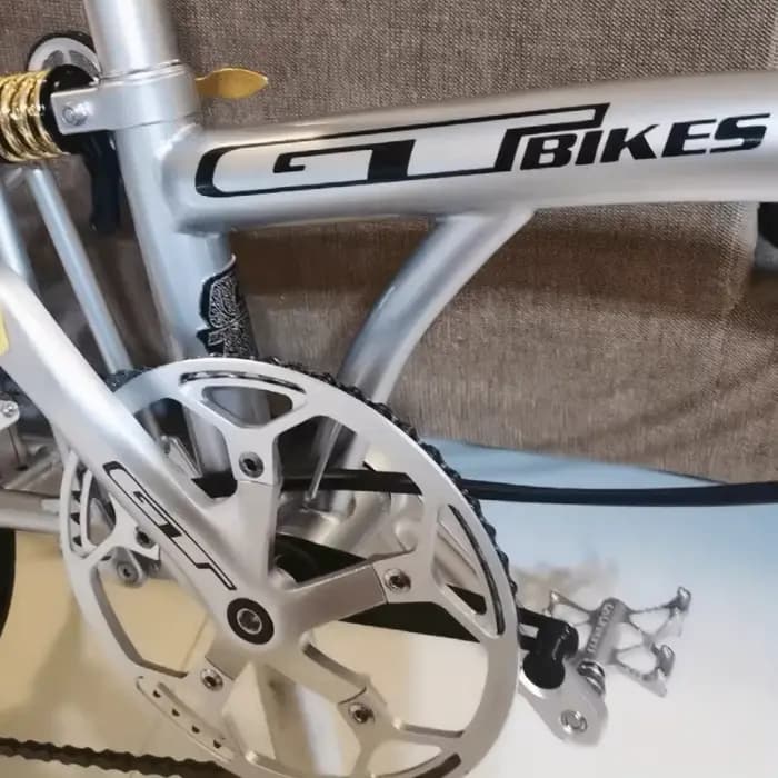Un ensemble de 14 autocollants créatifs pour casques de vélo