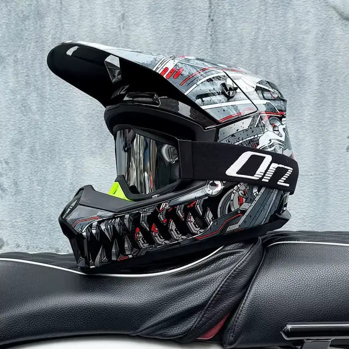 Le nouveau casque tout-terrain de moto ORZ
