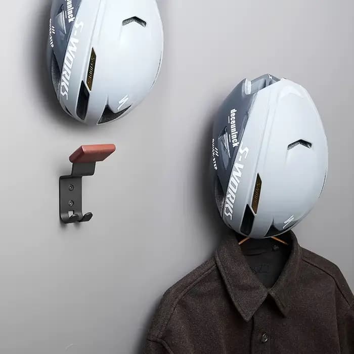 Support mural pour casque en bois et acier au carbone