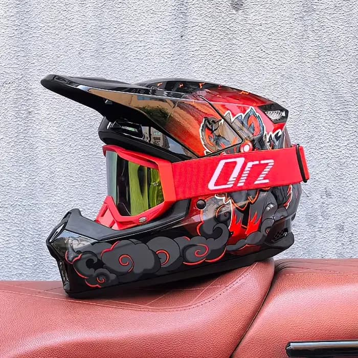 Le nouveau casque tout-terrain de moto ORZ