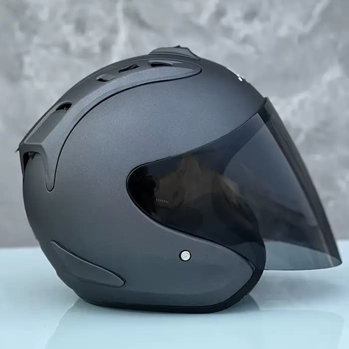 Demi-Casque Gris à Visage Ouvert pour Moto