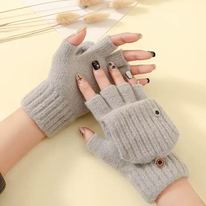 La Fille aux Gants, en Hiver, avec un cache-doigts rabattable qui laisse ses doigts apparents. En automne et en hiver, elle tricotait de la laine et Rode a