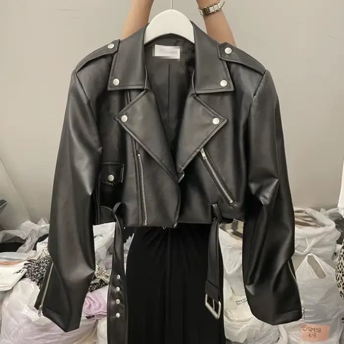 Blouson moto en similicuir noir pour femme, coupe courte, avec ceinture et détails zippés, pour un s