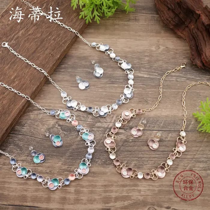 Nouveaux accessoires de bijoux DIY, ensemble collier et boucles d'oreilles clous en émail coloré à pétales ronds, collier fleur géométrique simple et tendance pour femme