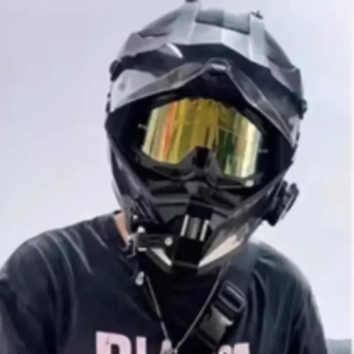 Casque de motocross avec motif en fibre de carbone
