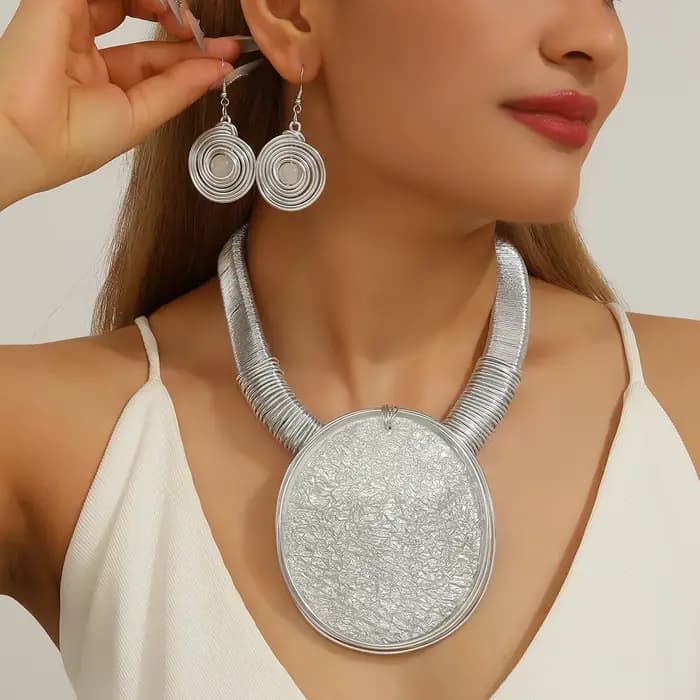 Ensemble de bijoux tendance pour femme : collier bib et boucles d'oreilles faits main en fil d'aluminium avec grandes pierres rondes en résine, accessoires de soirée