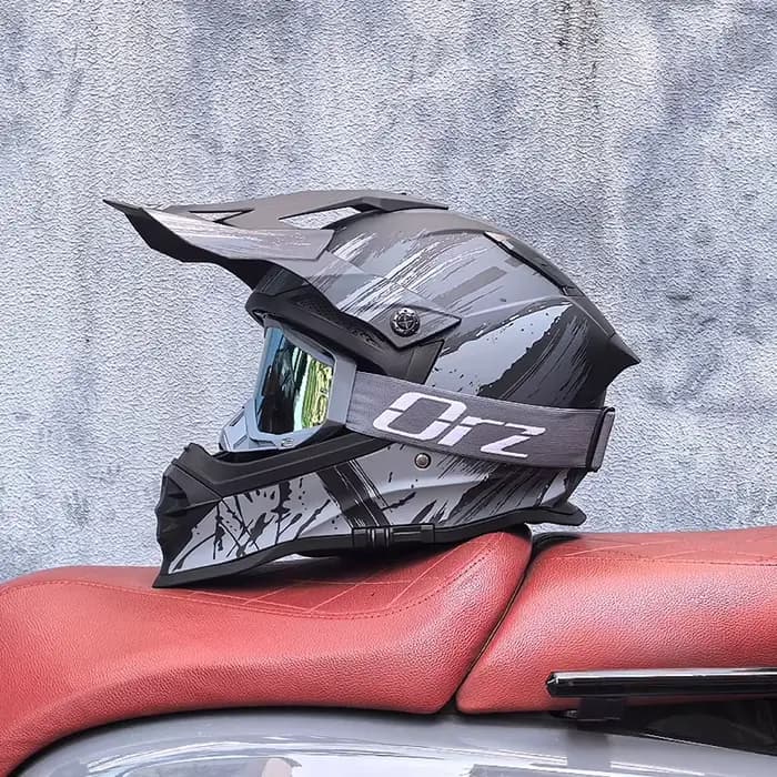 800 Nouveau casque de moto tout-terrain hommes et femmes pendentifs