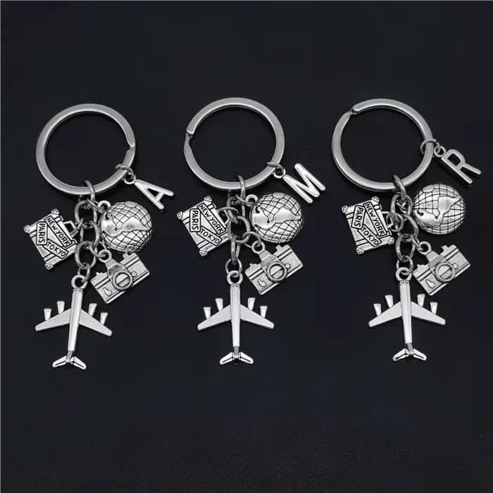 Porte-clés de voyage avec breloque lettre A-Z, avion, globe, bagage, appareil photo – Accessoire de mode pour les amateurs de voyage, idéal comme cadeau