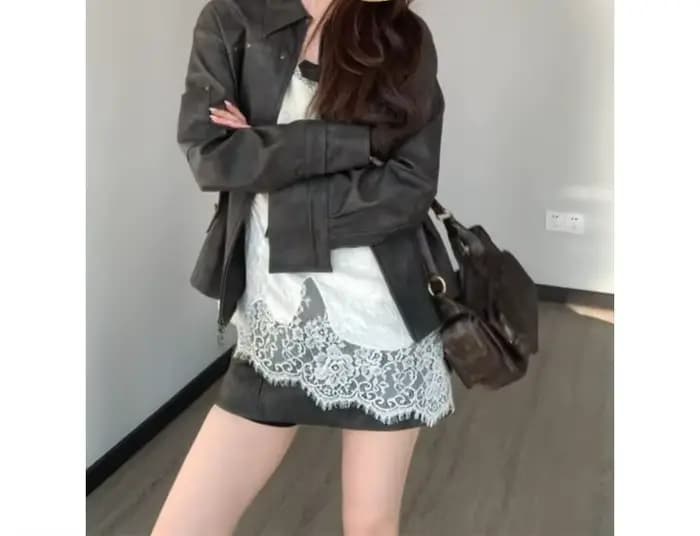 Veste en cuir à rivets pour femme