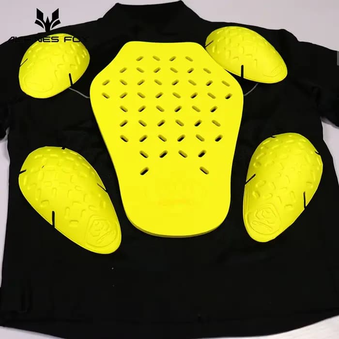 Veste de moto avec protections intégrées pour les épaules