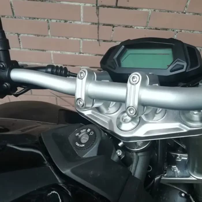 Adaptateur de rehausseurs de guidon de moto