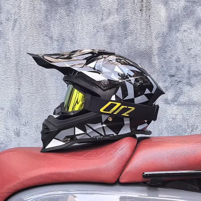 800 Nouveau casque de moto tout-terrain hommes et femmes pendentifs