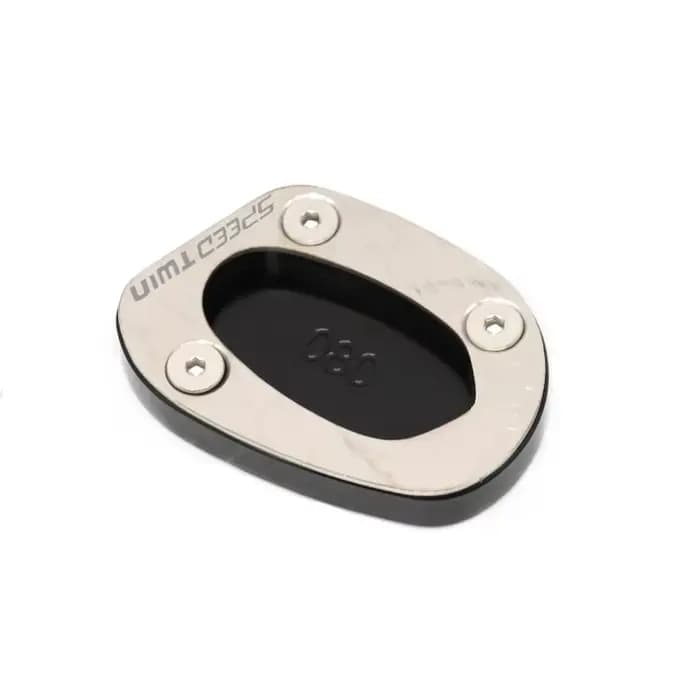 Repose-pieds sur support latéral plus large et siège élargi