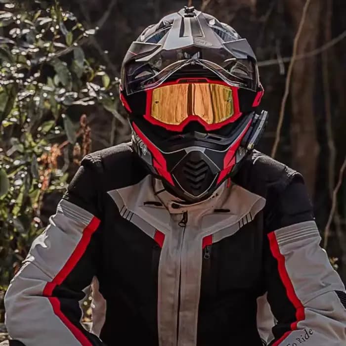 Casque de motocross avec motif en fibre de carbone
