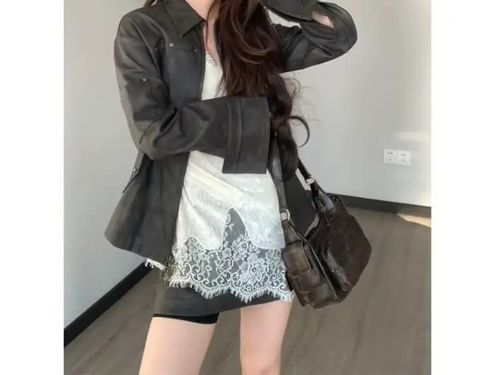 Veste en cuir à rivets pour femme