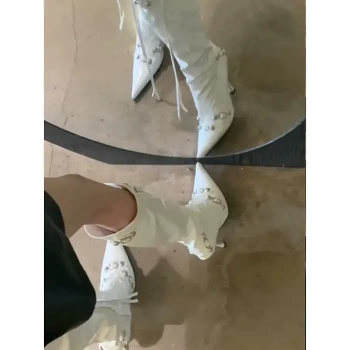 Nouvelles Bottes Moto Femme 2026 Style Rivets Talon Haut Fermeture Éclair Latérale Bottes Hautes Tendance Sexy Bottes Longues Semelle Caoutchouc