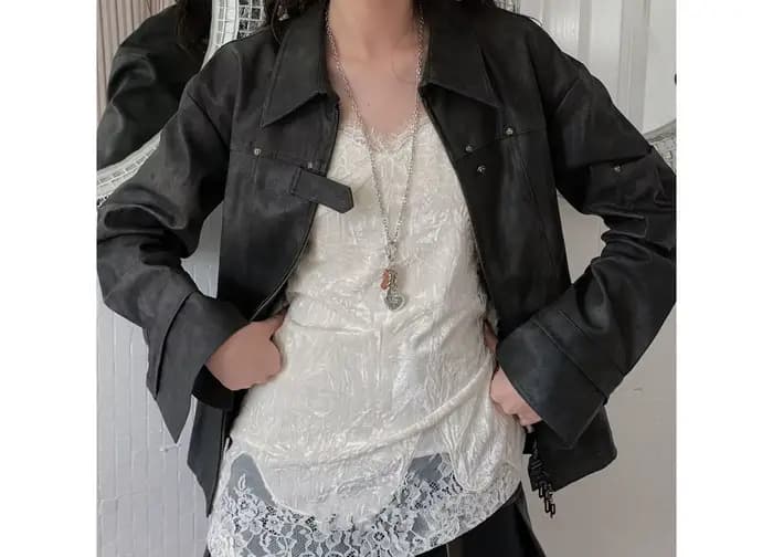 Veste en cuir à rivets pour femme