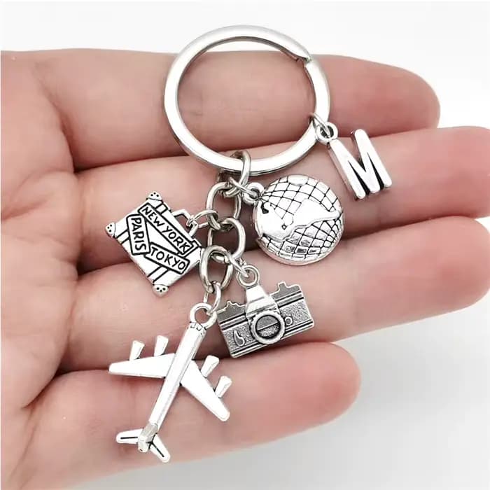 Porte-clés de voyage avec breloque lettre A-Z, avion, globe, bagage, appareil photo – Accessoire de mode pour les amateurs de voyage, idéal comme cadeau