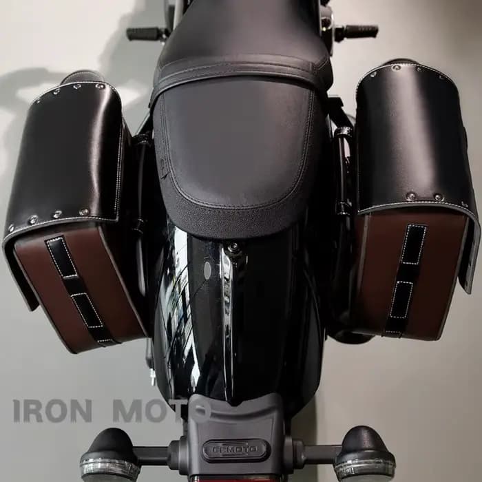 Une paire de sacoches de moto rétro en cuir PU marron