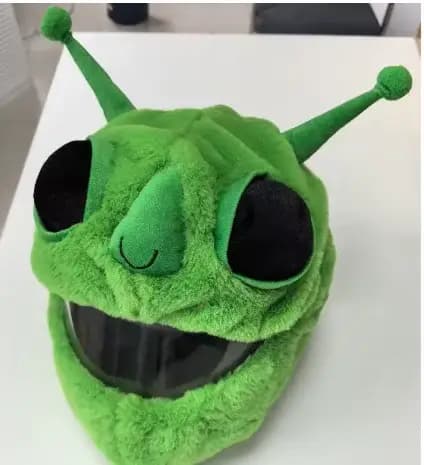 Housse en peluche Alien pour casque de moto