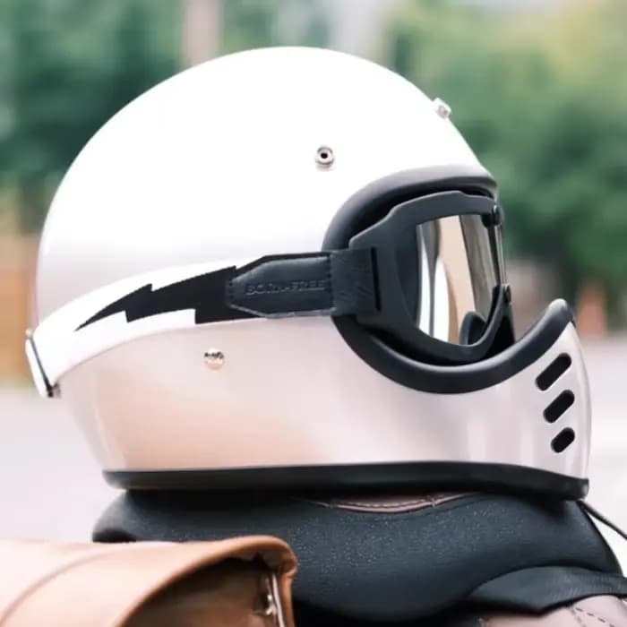 Petit casque à nez pointu