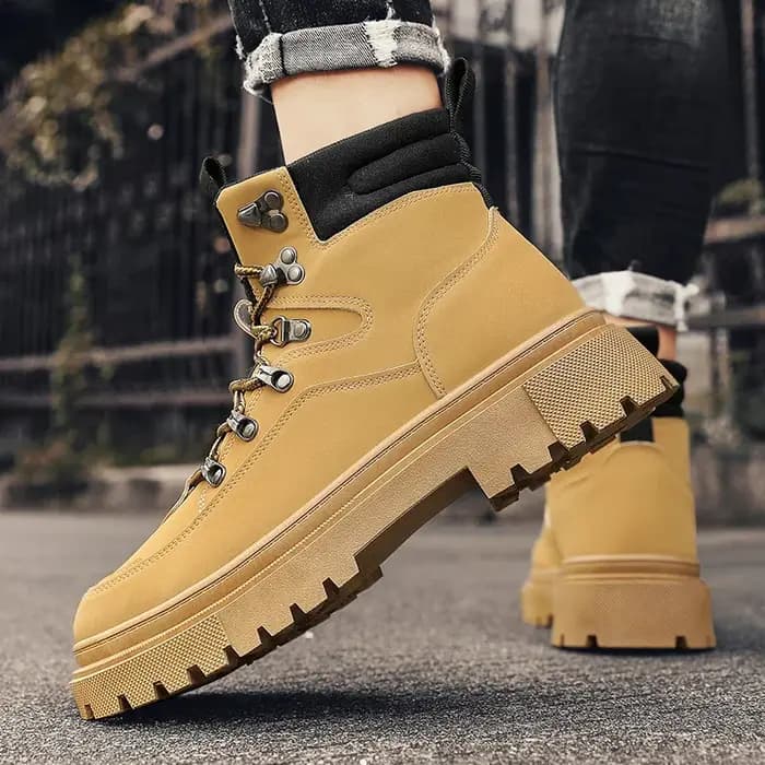 Bottes de moto tendance pour hommes, chaussures de travail à tige haute, bottes en cuir confortables, bottes de travail pour hommes à plateforme pour l'extérieur.