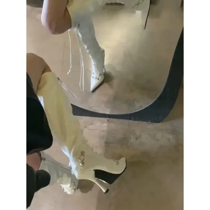 Nouvelles Bottes Moto Femme 2026 Style Rivets Talon Haut Fermeture Éclair Latérale Bottes Hautes Tendance Sexy Bottes Longues Semelle Caoutchouc