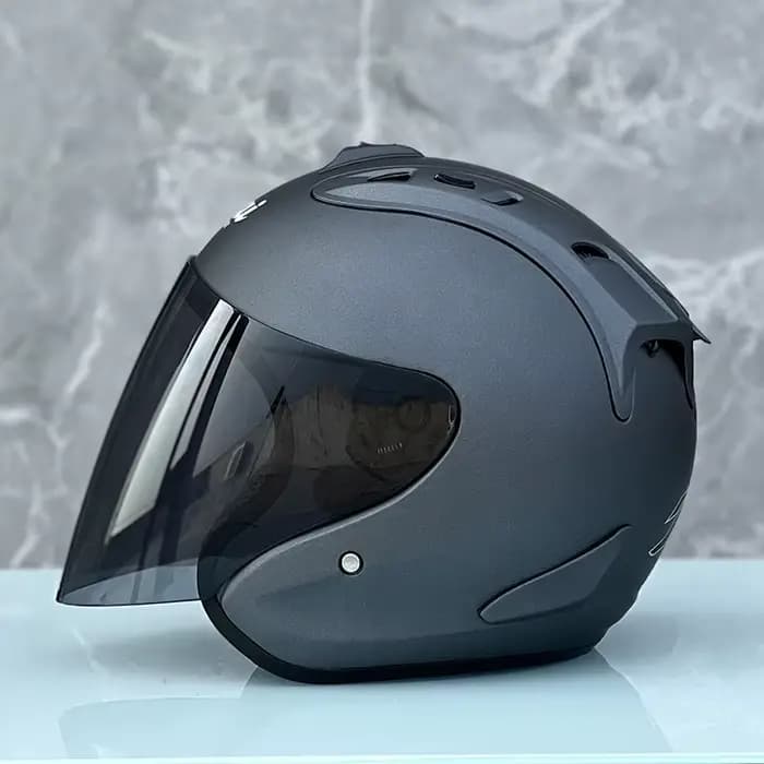 Demi-Casque Gris à Visage Ouvert pour Moto