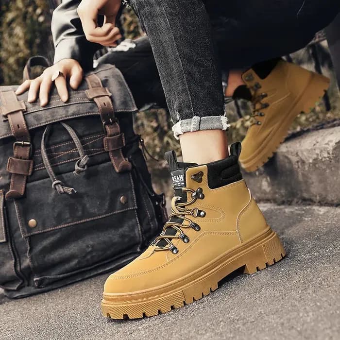 Bottes de moto tendance pour hommes, chaussures de travail à tige haute, bottes en cuir confortables, bottes de travail pour hommes à plateforme pour l'extérieur.