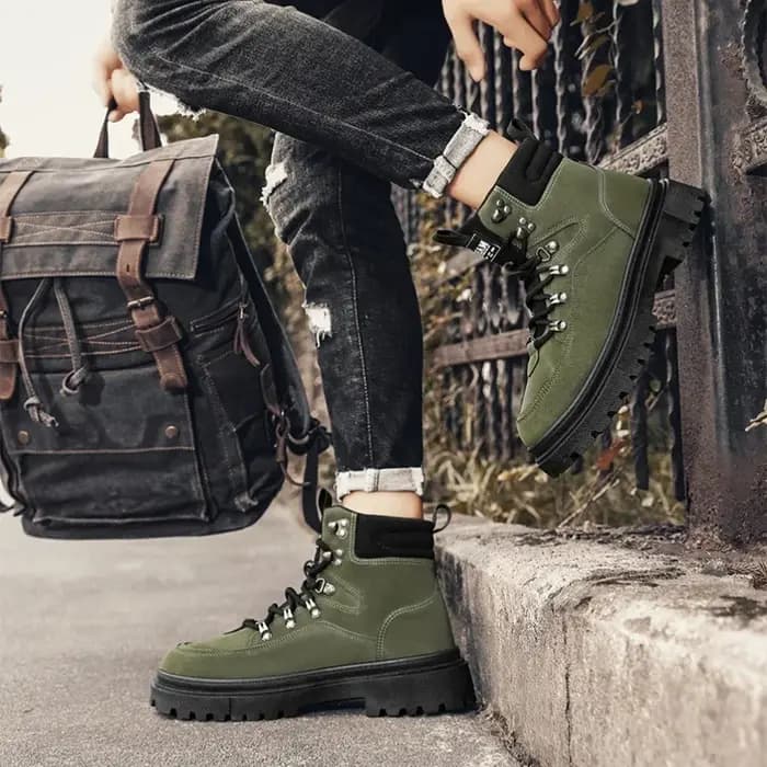 Bottes de moto tendance pour hommes, chaussures de travail à tige haute, bottes en cuir confortables, bottes de travail pour hommes à plateforme pour l'extérieur.